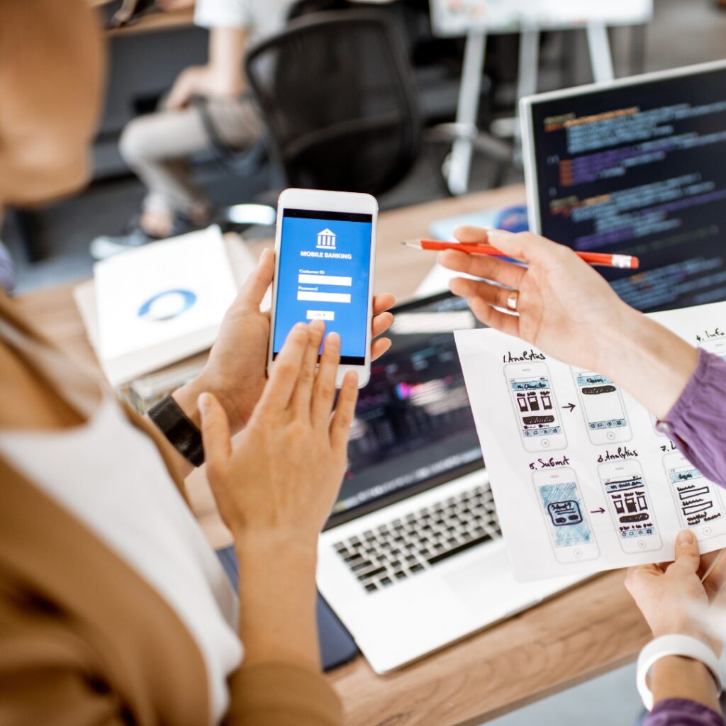 Tim mengembangkan aplikasi mobile dengan desain UI dan pengujian fitur mobile banking di smartphone